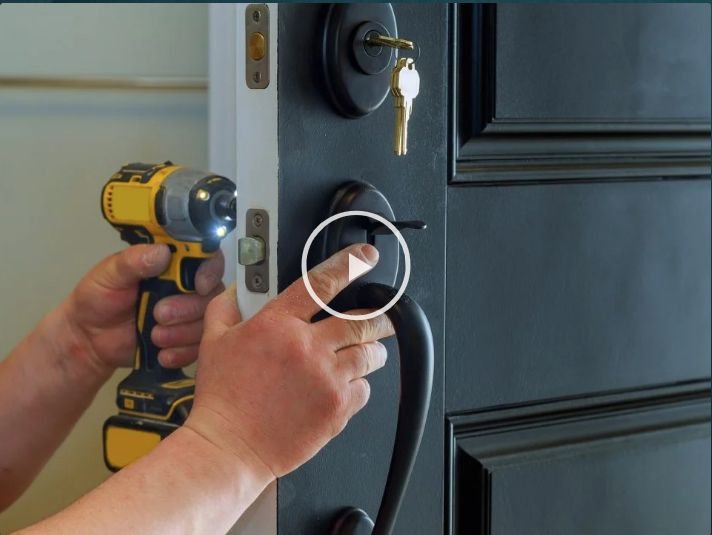 MajstorNidza popravlja bravu